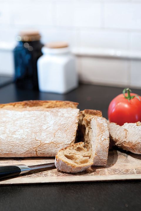 Elegancko urządzony dom z trzema tarasami. Górny kawowo-obiadowy, środkowy do leżakowania, a dolny do piknikowania