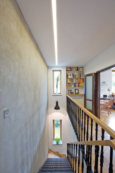 Dom zagadka – wnętrze z parkietem na ścianie