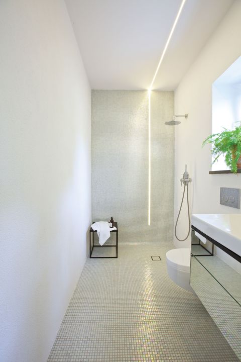 Dom zagadka – wnętrze z parkietem na ścianie