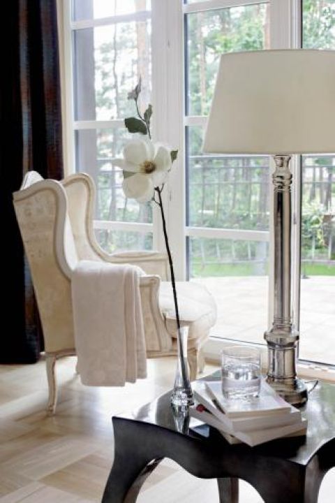 Fotel, stolik i lampka. Dom jak z bajki