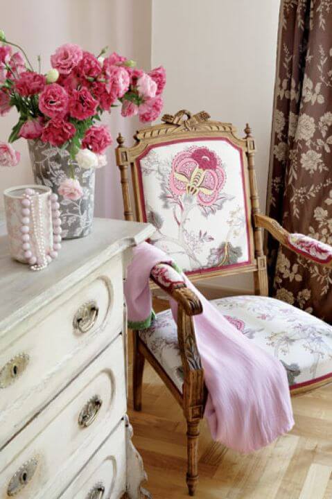 Fotel to pomysł projektantki. Kupila go na Kole, sama odnowiła i obiła tkaniną z Leroy Merlin.