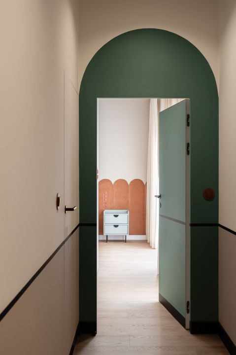 łuk drzwiowy w kolorze petrol blue w korytarzu mieszkania 100 m2 w poznaniu