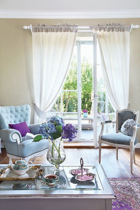 Francuskie fotele w błękitach, ulubionym kolorze Katarzyny.