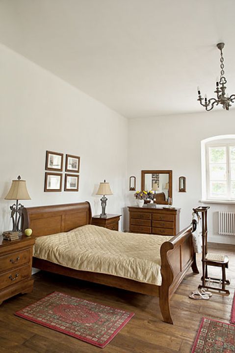 Sypialnia w stylu rustykalnym.