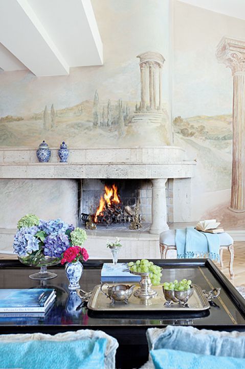 Fresk z włoskim pejzażem nawiązuje do klasycznych kolumn: w kominku i w przejściu z salonu do jadalni.