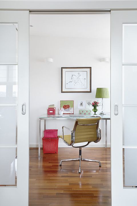 Gabinet z klasykiem, fotelem Aluminium z kolekcji Vitra.