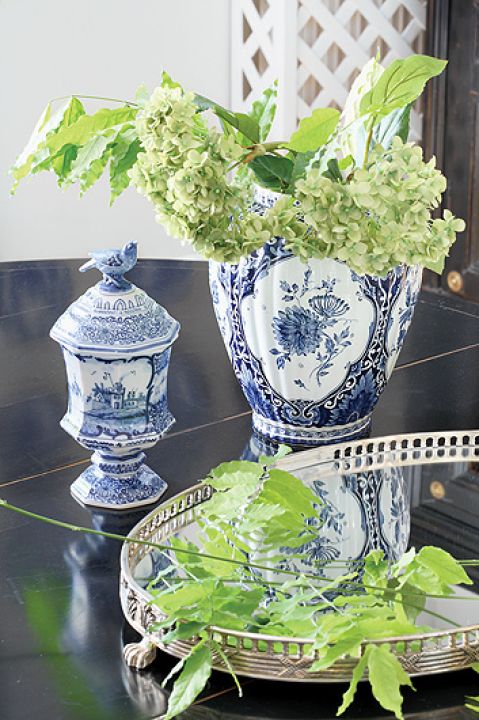 Główną dekoracją są fajansowe figurki i ceramika z Delft.