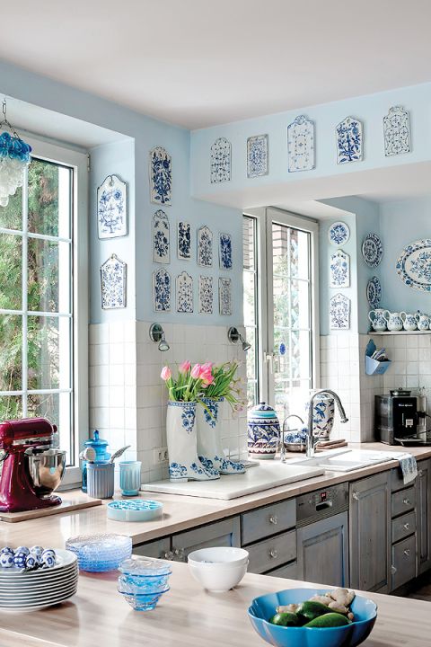 Główny ton nadają tu niebiesko-białe dodatki i dekoracje.