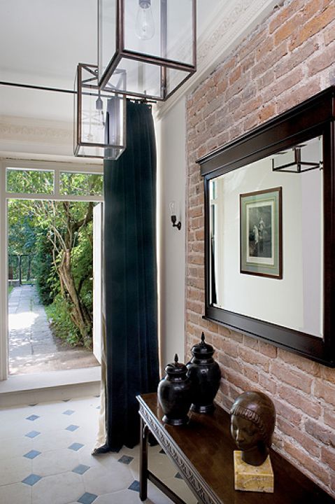 Gospodyni chce urządzić w holu kominek.