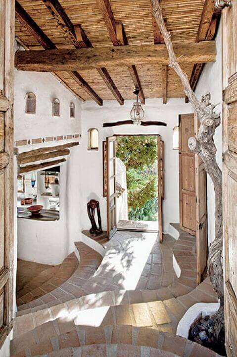 Gospodyni dobrała dekoracyjne oświetlenie, dzbanki, misy i szkło. Teraz zajmuje się szukaniem tkanin.