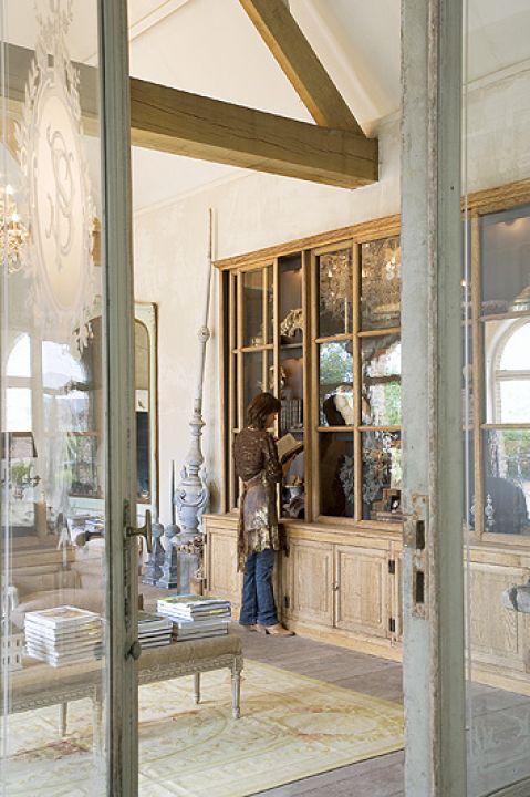 Imponującej wielkości regał na książki z przeszklonymi drzwiami.