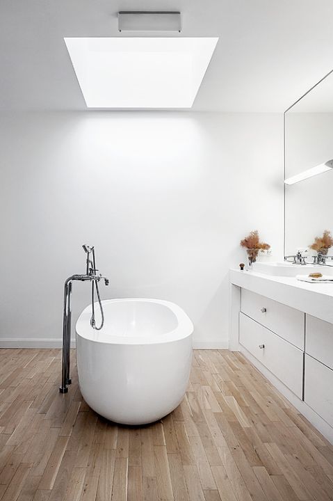 Iza i Robert chcieli zbudować dom zawsze modny. Żadnych kafelków, bibelotów i złotych klamek. Prosty,