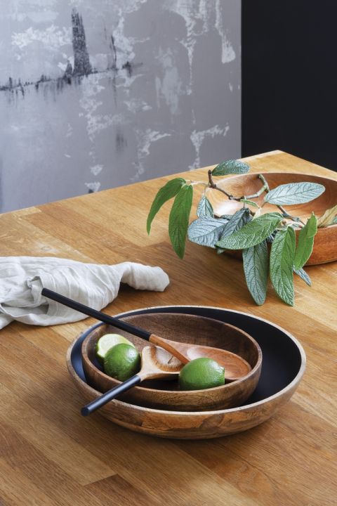 PRZECIERANĄ ŚCIANĘ Z BETONU ARCHITEKTONICZNEGO WŁAŚCICIELE ROBILI SAMI. NIE BYŁO TO ŁATWE, WIĘC KOLEJNĄ POMALOWALI