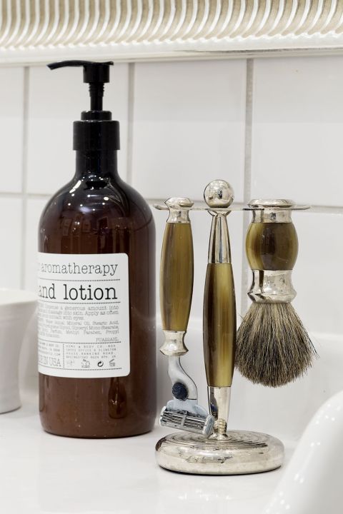 biała łazienka akcesoria dekoracje