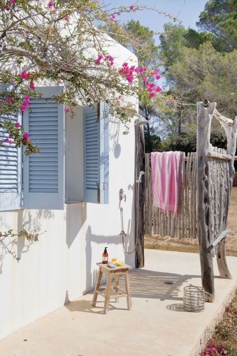 W domu jest łazienka z prysznicem i wbudowaną w posadzkę wanną, ale rano kolejka stoi do tej na zewnątrz,