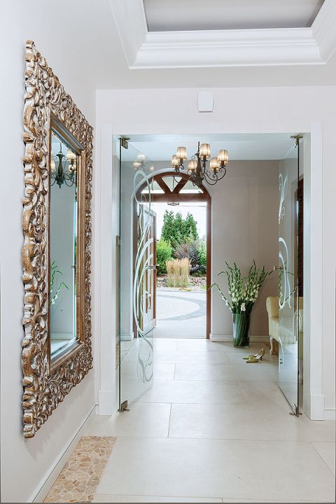 Jasny i optycznie powiększony dzięki lustrom.