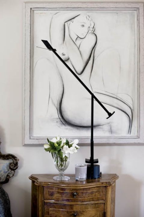 Jedną ze ścian zdobi grafika z kobiecym aktem.