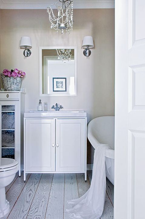 Joanna uważa, że kafelki nie są eleganckie, dlatego ściany pomalowała, a na podłodze położyła drewno.