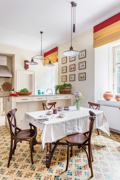 Kafle do kuchennego pieca właściciele zamówili w firmie kafel-kar.com.pl. Na podłodze cementowe płytki z firmy