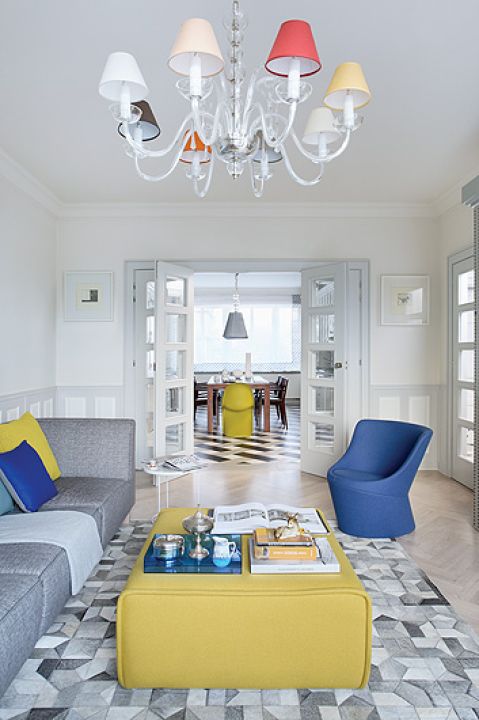 Kamienica z lat 30. Mieszkanie wykończone klasycznie, ale z dodatkiem koloru i dizajnu.