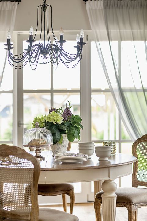 Klasyczne wnętrza w domu malowanym pastelami