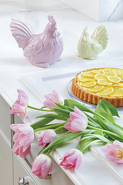 Klimat tego wnętrza tworzą malowane meble, na przykład stół do jadalni, który zyskał szarą barwę i nowy prowansalski blat.