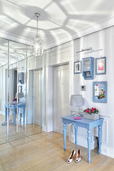 Klimat tego wnętrza tworzą malowane meble, na przykład stół do jadalni, który zyskał szarą barwę i nowy prowansalski blat.