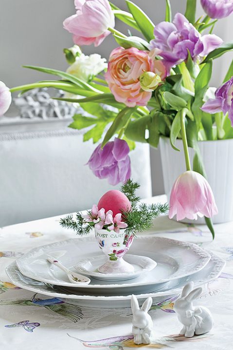 Klimat tego wnętrza tworzą malowane meble, na przykład stół do jadalni, który zyskał szarą barwę i nowy prowansalski blat.