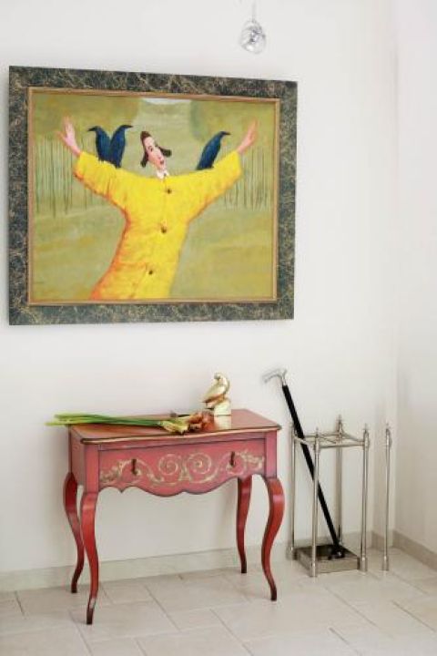 Kolorowy zakątek w białym domu. Obraz Waldemara Marszałka wisi nad konsolą z Art at home.