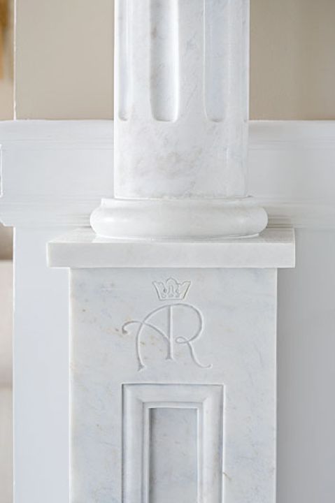 Kolumna z inicjałem. Apartament po flamandzku