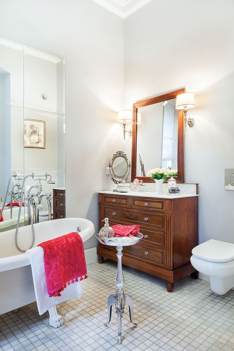 Komodę z marmurowym blatem Iwona znalazła w sklepie z antykami w Wiśle.