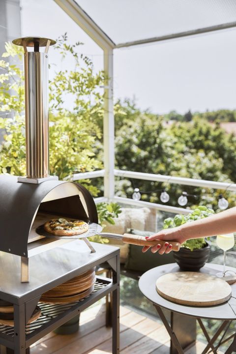 kuchnia ogrodowa z grillem i specjalnym kamieniem do pizzy
