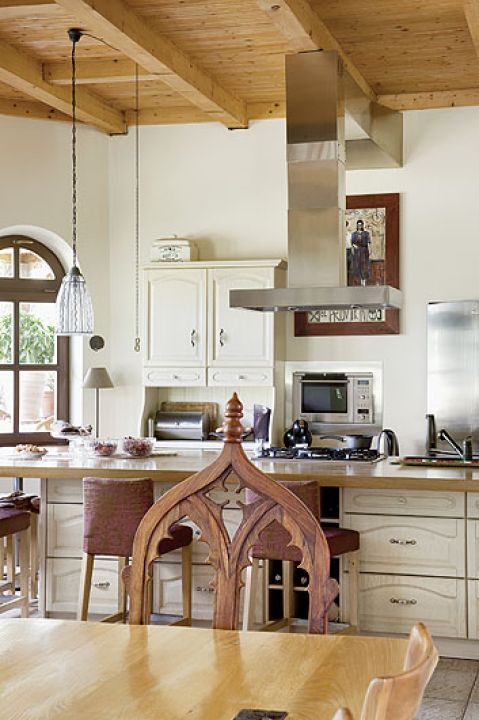 Kuchnia otwarta na salon z wielkim stołem, przy którym zawsze jest mnóstwo gości.