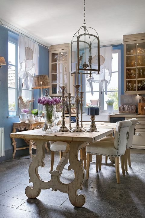 Kuchnię połączono z przeszkloną werandą-jadalnią.