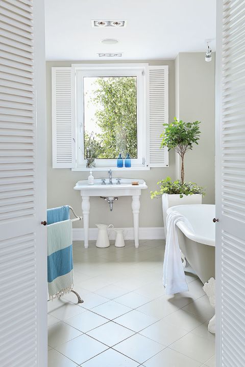 biała łazienka z marynistycznymi dodatkami