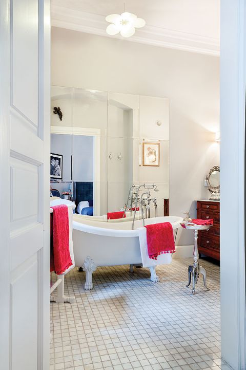 Łazienka urządzona w stylu retro. Idealne mieszkanie w kamienicy