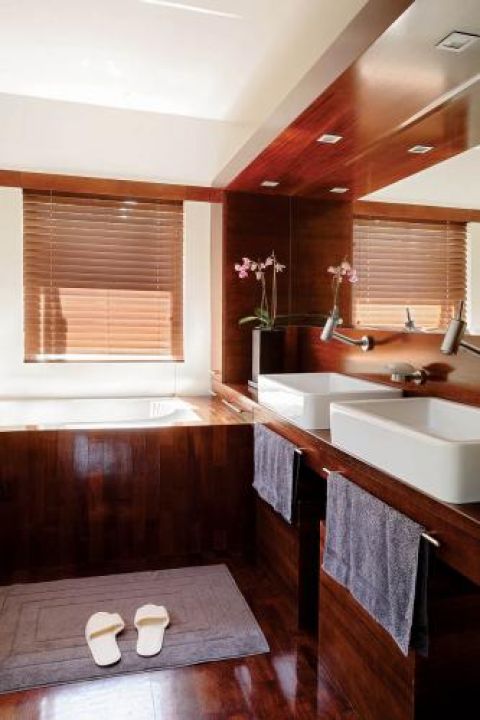 Łazienka w drewnie. Willa w stylu „modern classic”