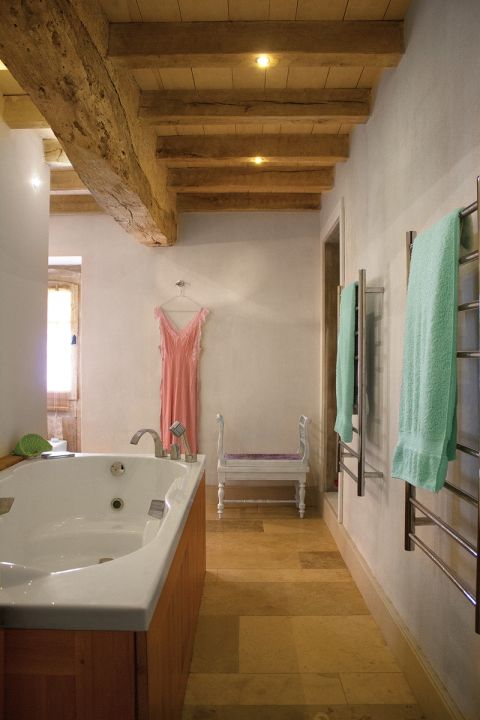 jak urządzić łazienkę w domu z wapienia