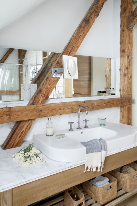 łazienka na poddaszu w stylu rustykalnym