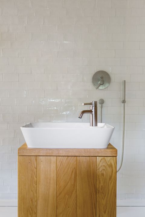 Pieczołowicie odnowili dwustuletni dom, a potem wypełnili go zaprojektowanymi współcześnie meblami. Dzięki połączeniu