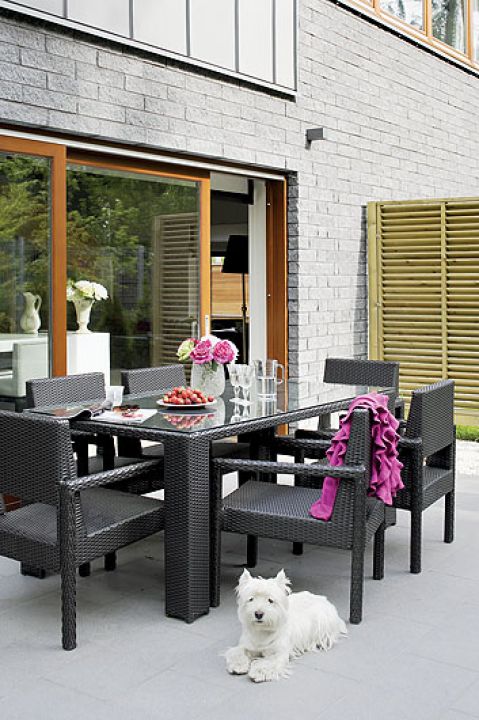 Ludwik w landrynkowym kolorze i kandelabr otulony aksamitem. Dom urządzony pomysłowymi meblami.