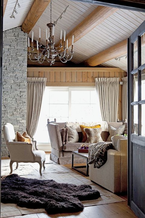 Ludwiki i stylowe kandelabry w krajobrazie skandynawskim pośród drewnianych ścian.