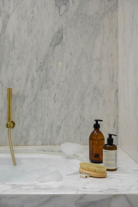 biała łazienka złote dodatki