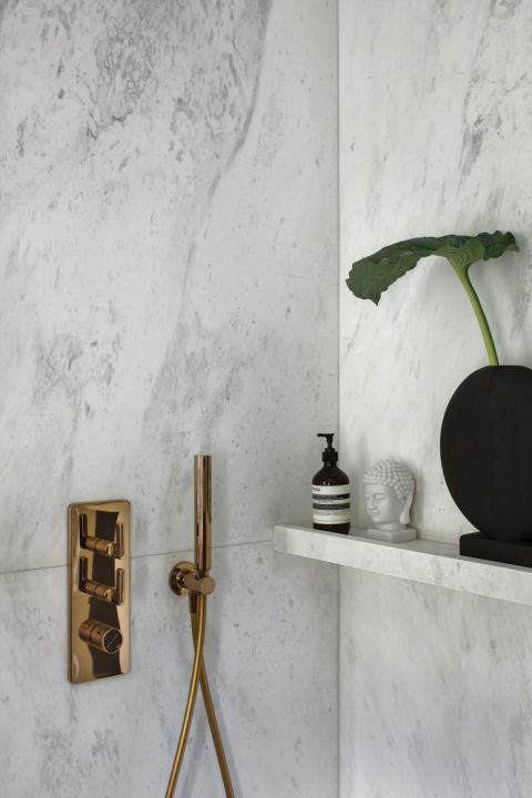 luksusowa łazienka z marmurem