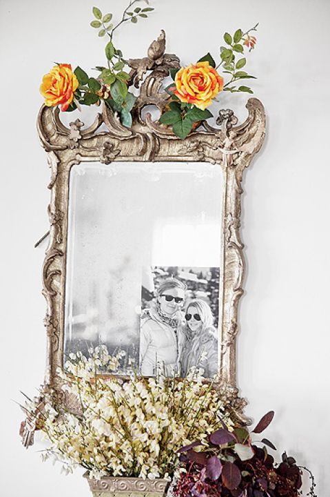 Lustro w rzeźbionej ramie. Dom nad morzem, spokój z odrobiną Orientu