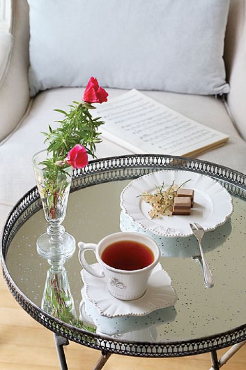 Lustrzany stolik kawowy z Decoloru. Praktyczny i romantyczny dom wśród jabłoni