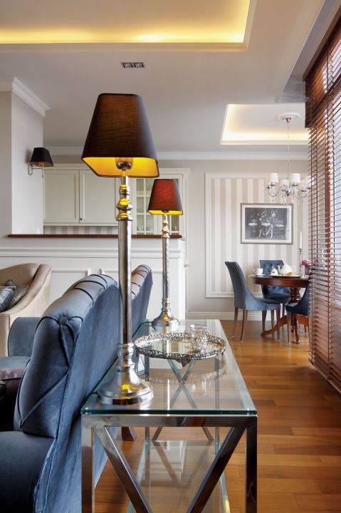 Maria nie byłaby sobą, gdyby nie dorzuciła szklano-stalowego stolika.