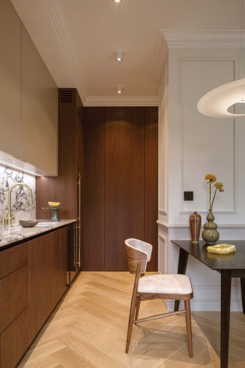 ryflowana kuchnia ciemne drewno