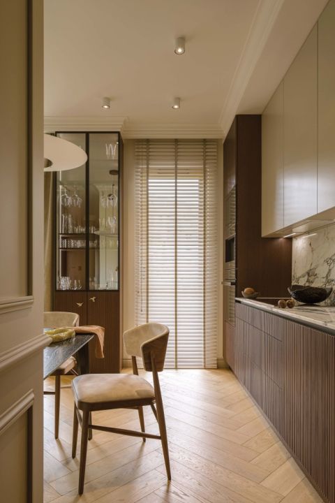 kuchnia ciemne drewno ryflowane