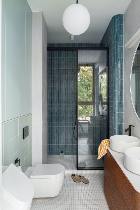 matowe płytki obok błyszczących w łazience